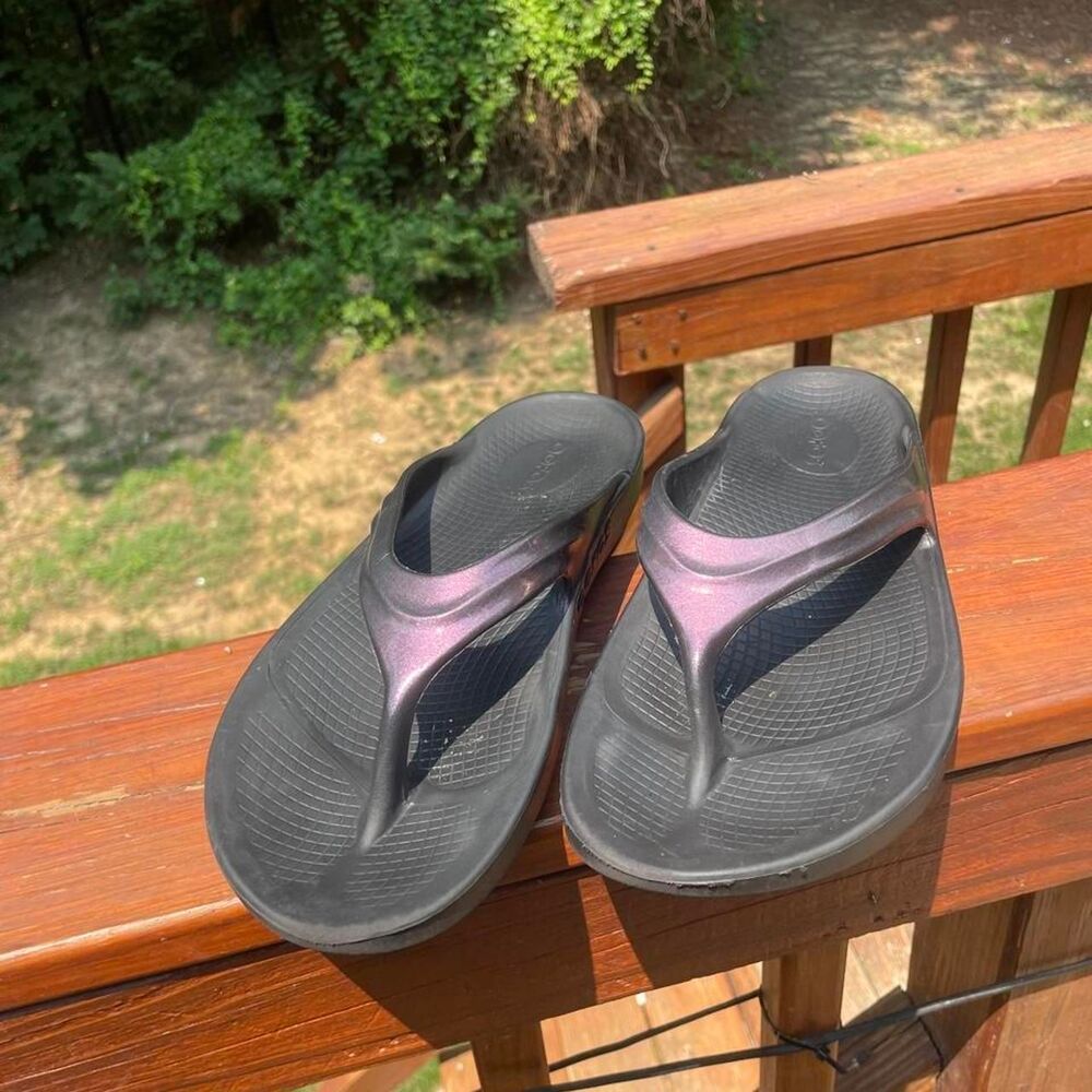 Oofos OOlala Luxe Women's 10 Black and Purple recovery Sandals‎